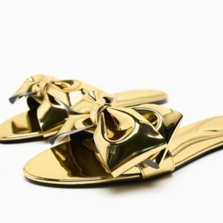 Zara Woman New Collection Spring Summer 2023 Metallic Flat Slider Sandals. Bow Embellishment On The Front. Sole Height: 1 Cm. / 0.3″ Brand New Size 7.5 Composition Upper 100% Polyurethane Lining 100% Polyurethane Sole 100% Polyurethane Thermoplastic Insole 100% Polyurethane By Summer Party Slip-on Sandals, Summer Evening Slip-on Sandals, Chic Gold Closed Toe Flats, Gold Flat Heel Sandals For Spring, Gold Open Toe Flats For Party, Casual Gold Open Toe Flats, Elegant Summer Beach Flats, Elegant Summer Vacation Flats, Gold Closed Toe Sandals For Summer