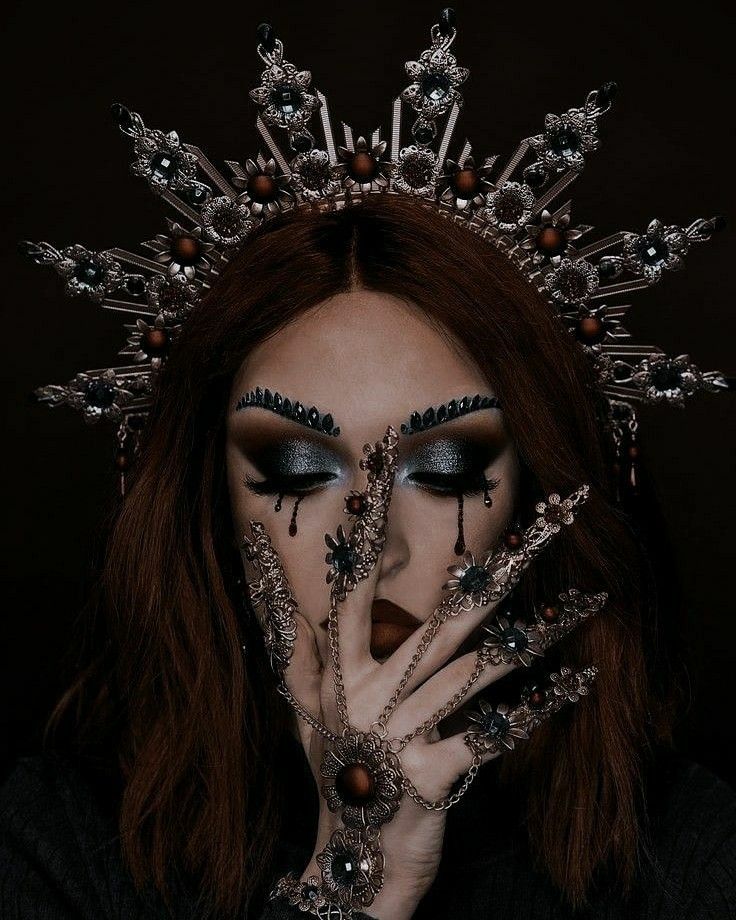 Aesthetic dp Dark Queen Aesthetic, Deep Red Lipsticks, Crown Aesthetic, Headpiece Diy, Dark Queen, Horn Headband, Chic Makeup, Queen Aesthetic, Queen Makeup