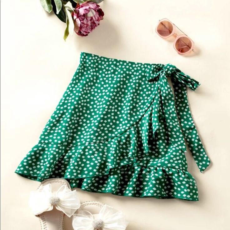 Nwot Floral Green Side Tie Skirt. Has Zipper And Elastic Waste-Band. Never Worn. Bow Shorts, Half Skirt, Floral Fit, Floral Print Skirt, Summer Fabrics, Green Skirt, Skorts, Ruffle Skirt, Ditsy Floral