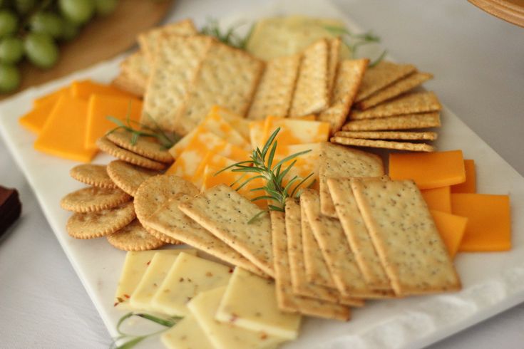 crackers and cheese are arranged on a plate