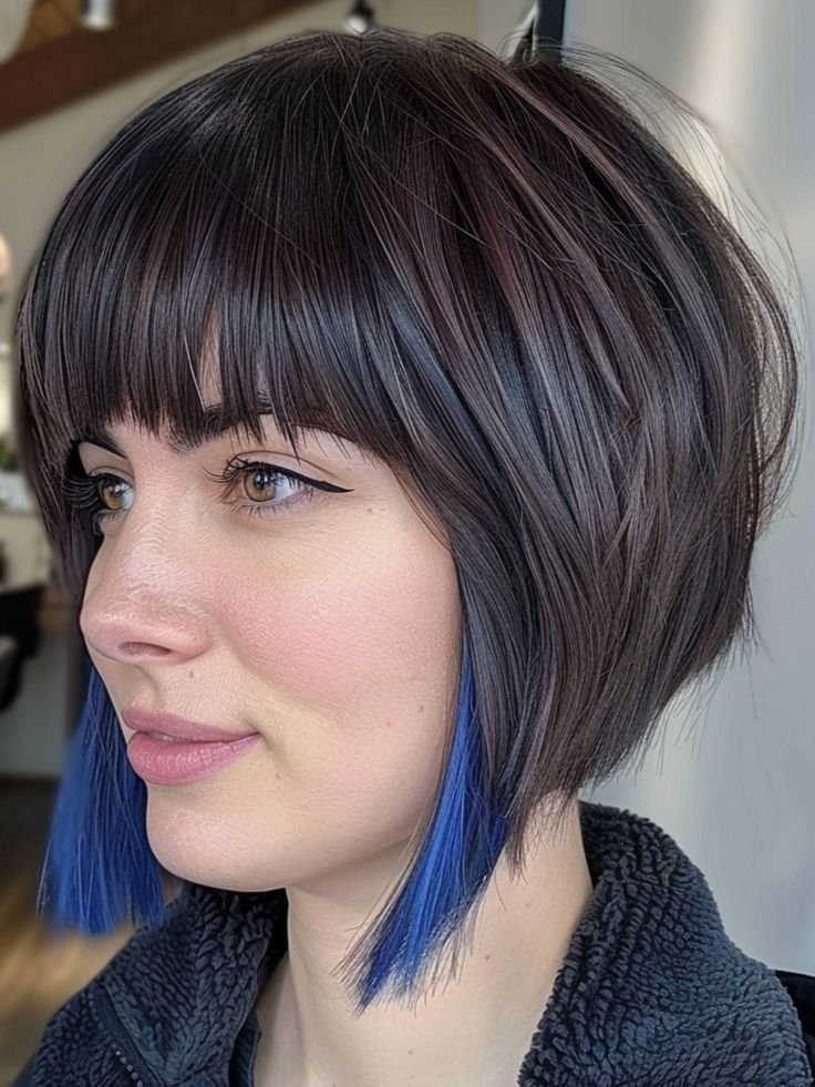 Edgy inverted bob with bangs Inverted Bobs, Stacked Inverted Bob, Inverted Bob Haircut, Inverted Bob Haircuts, Bob Haircut Ideas, Inverted Bob Hairstyles, Wavy Bob Haircuts, Stacked Hair, Bob Cuts