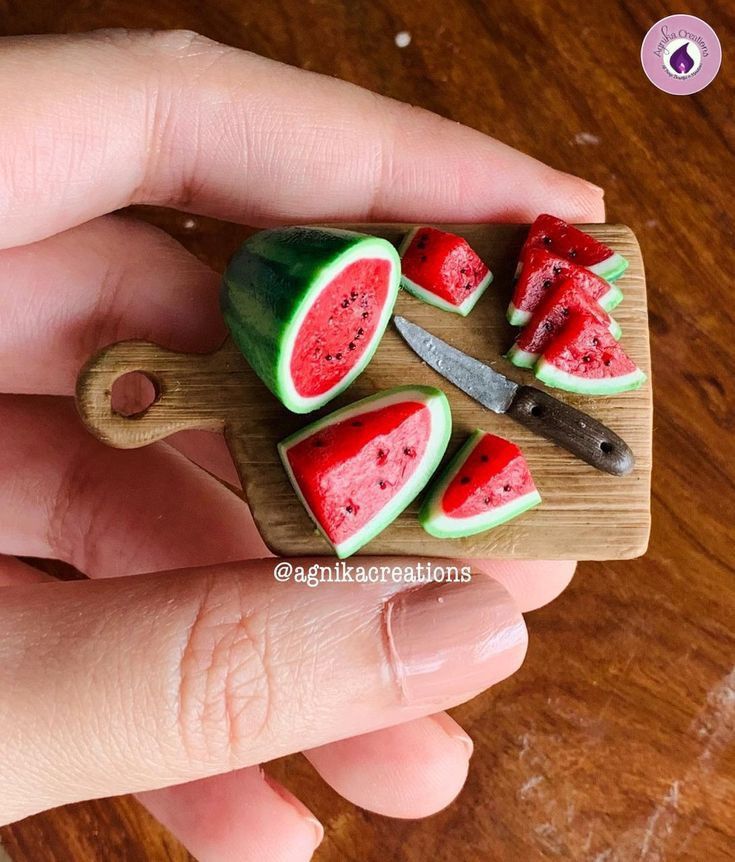 Picnic Watermelon, Plinko Board, Cercei Din Lut Polimeric, Polymer Clay Magnet, Miniature Food Tutorials, Crea Fimo, Handmade Dollhouse, Clay Magnets, Diy Doll Miniatures