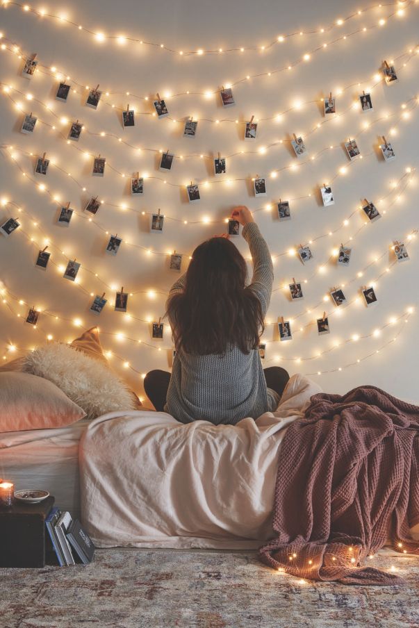 Urban Outfitters - Blog - UO DIY: Decorating with Instax ARBOL DE NAVIDAD CTO COMP HECHO DE LUCES. Patio Wedding, Ambiance Lighting, Hanging Bedroom, Boho Scandinavian, Teen Girl Bedroom, בר מצווה, Room Goals, Garden Bedroom