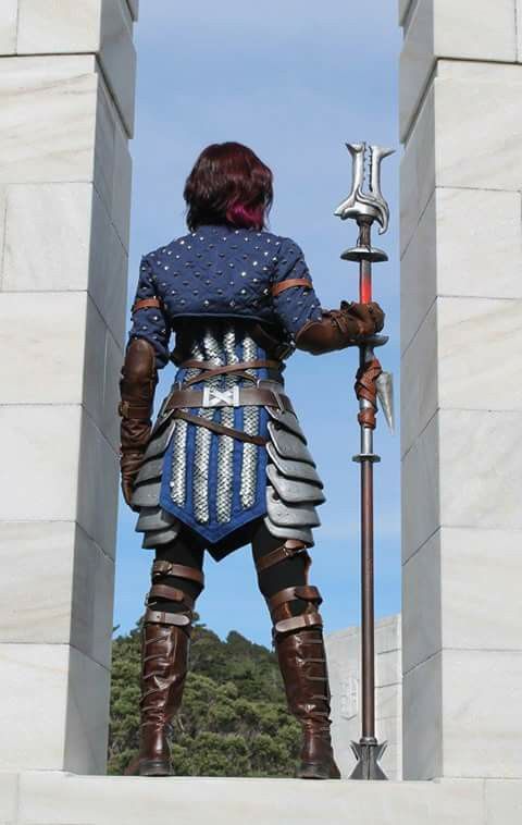 Grey Warden Mage cosplay Grey Warden Mage, Mage Costume, Armor Cosplay, Medieval Cosplay, Grey Warden, Dragon Age 2, Female Armor, Female Knight, Medieval Armor