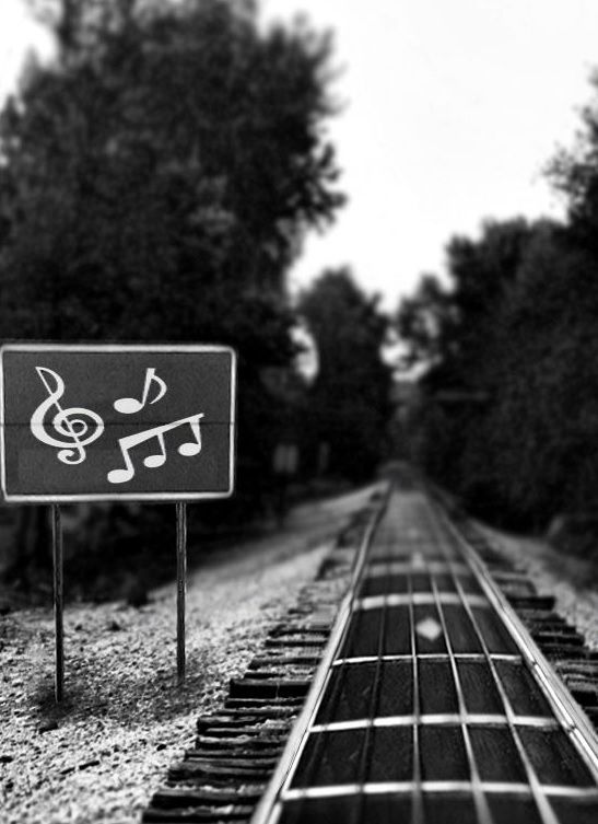 a black and white photo with a guitar in the foreground that says, en veradas, no fuera por la musicala, habia mas radones para vol