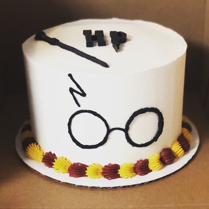 a harry potter birthday cake with glasses on it