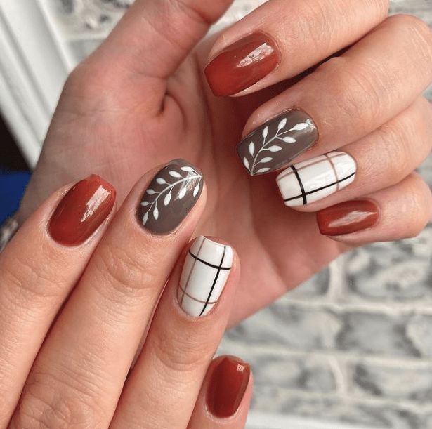 Thanksgiving Nails Gel Simple, Nails For Winter Wedding Guest, How To Paint Fall Leaves On Nails, Fall Nail Designs Thanksgiving, Fall Leave Nails Art, Fall Leaves Manicure, Fall Leaf Nails 2022, Square Nail Designs September, Thanksgiving Nails Acrylic Simple