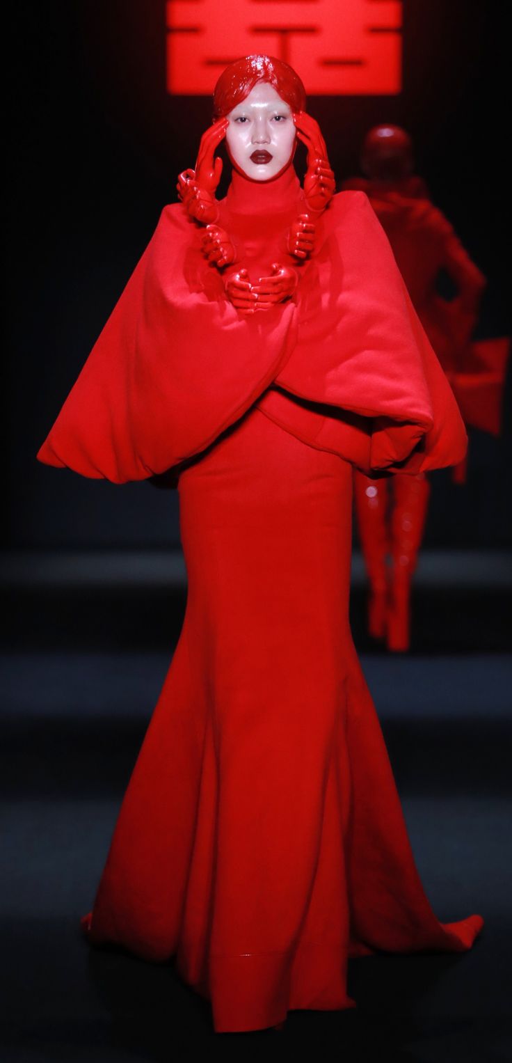 Hu Sheguang, A/W 2016-2017 Red Futuristic Fashion, Hu Sheguang, Sheguang Hu, Futurism Fashion, 3d Fashion, Monochrome Fashion, Futuristic Fashion, Fashion Business, Business News