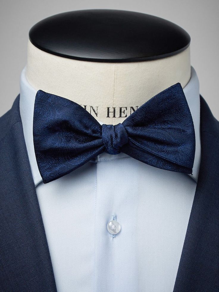 Formal bow ties – Formal bow tie made in Italy.
Either you buy a formal bow tie in the same color as your blazer, but perhaps in a shifting nuance. Thus, a tone-to-tone combination. Which is very neat. Or you go for a formal pre-tied bow tie in a contrasting, but soft, color that goes well with your suit. A formal bow ties in a darker nuance, have always been seen as more formal. Because of this, formal bow ties are ideal for weddings and dinners receptions but are also perfect with a suit at wo Tuxedo Style Bow Tie For Formal Occasions, Tuxedo Bow Tie For Formal Occasions, Formal Blue Suit And Bow Tie Accessories, Formal Bow With Butterfly Knot, Dapper Formal Bow With Tie Back, Formal Blue Bow Tie And Suit Accessories, Dapper Detachable Bow For Business, Formal Butterfly Knot Bow Tie, Dapper Butterfly Knot Bow Tie For Black-tie Events