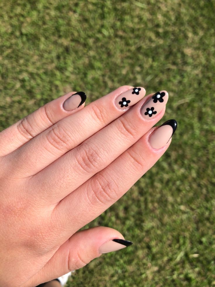 Nail Art Aesthetic Black, Taupe Nails, Nail Board, Finger Paint, Formal Nails, Lavender Nails, Daisy Nails, Simple Gel Nails, Nail Art Designs Videos