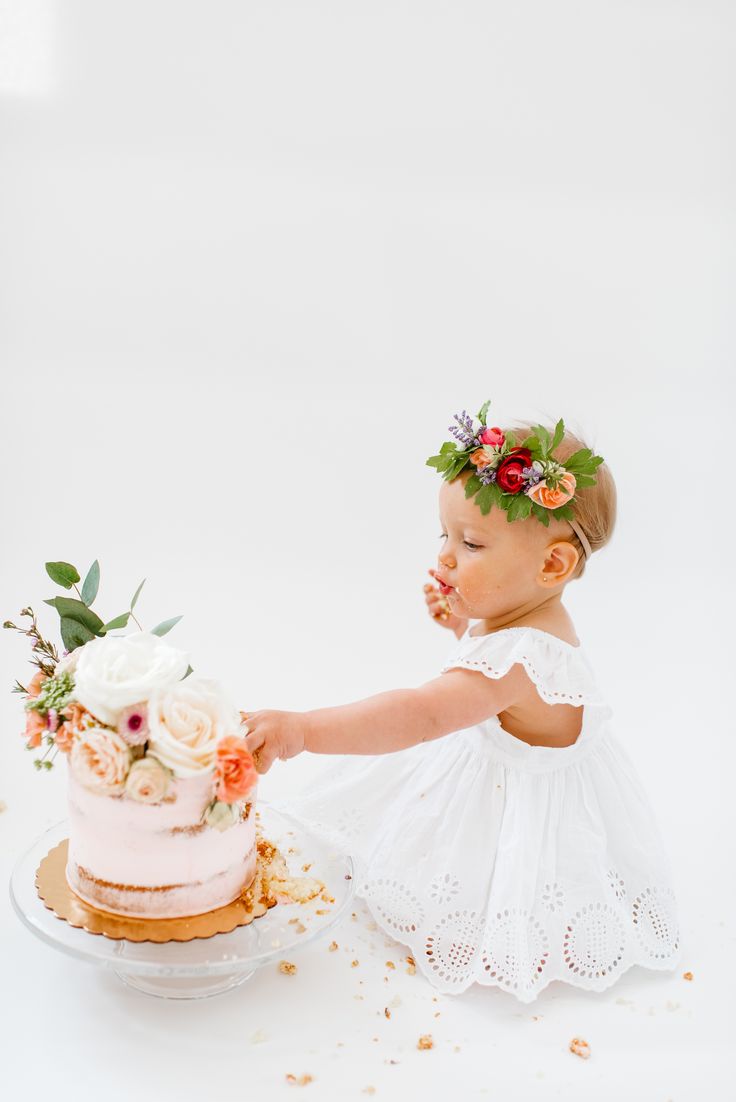 Wildflower Cake Smash Photography, Floral Cake Smash Photography, Daisy Cake Smash Photoshoot, Wildflower First Birthday Photoshoot, One Year Cake Smash Girl, Wildflower Smash Cake, Wildflower Cake Smash, Baby One Year Photoshoot, One Year Old Smash Cake