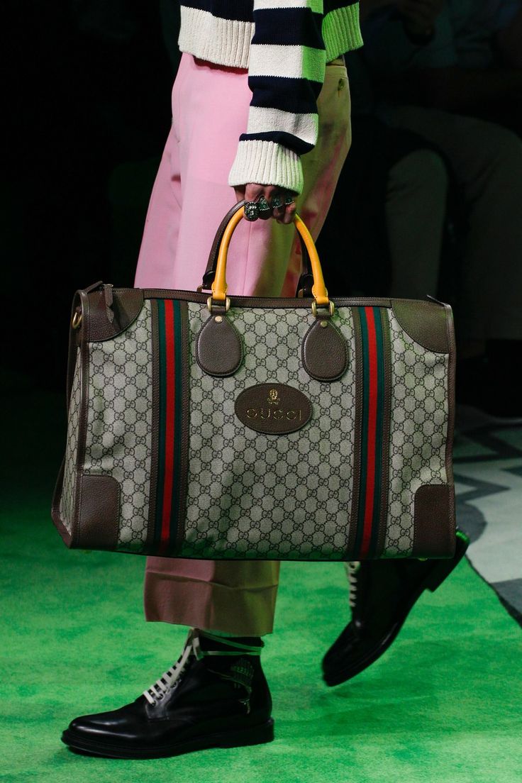 Gucci Spring 2017, Gucci Mens, Menswear Accessories, Gucci Spring, Parisienne Chic, Guccio Gucci, Gucci Tote, Mens Luxury Fashion, Menswear Fashion Show