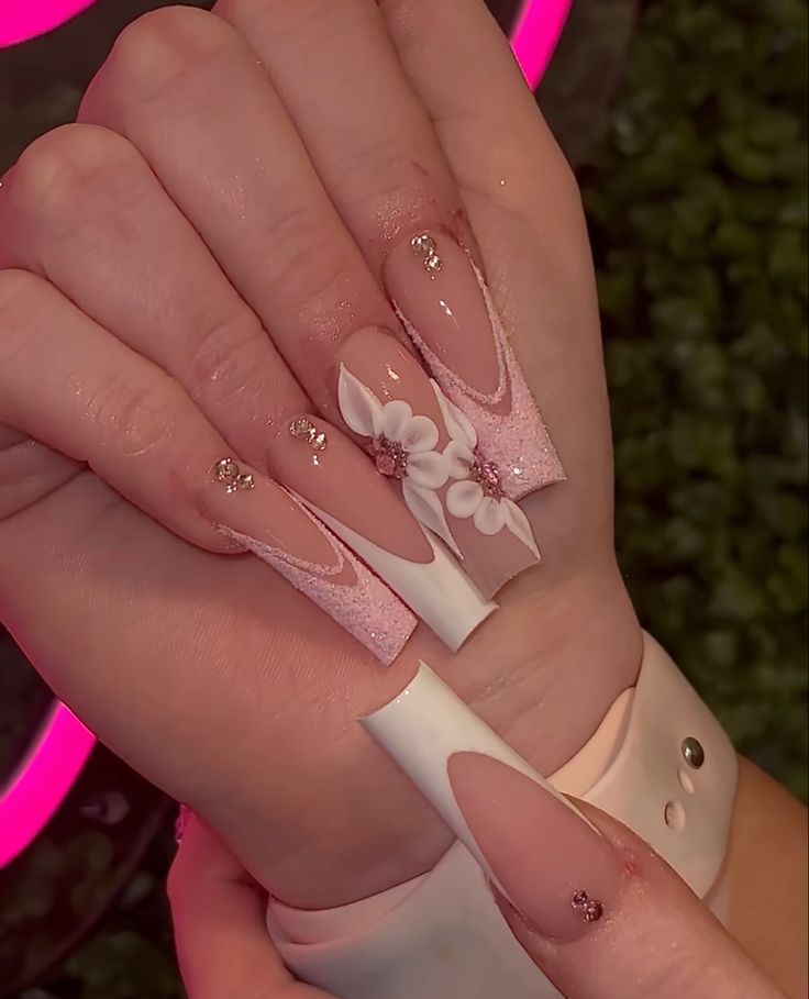 Latina Nails Acrylic White, Nails For Damas, Acrylic Nails Without Rhinestones, Pink And White Nail Set, Classy Baddie Nails White, Pink Acrylic Nails Rhinestones, Nails Inspiration Rhinestone, Latina Acrylic Nails Pink, Long Square Acrylic Nails Designs Bling