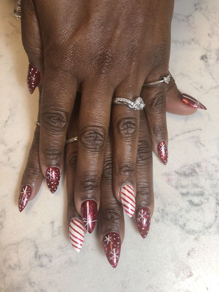 Holiday Nail Designs Christmas, Nail Xmas, Pink Christmas Nail, Nails For 2023, Pink Christmas Nails, Elyria Ohio, Snowflake Nail Design, Christmas Nail Ideas, Classy Minimalist