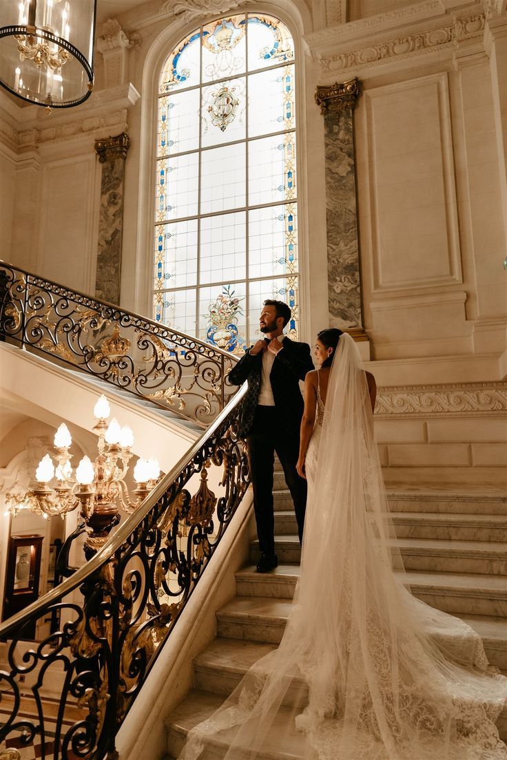 Shangri-la Hotel Paris famous staircase perfect for wedding couple portrait shoot Elegant Intimate Wedding, Wedding Accessories Photography, Wedding Staircase, Shangri La Paris, Night Wedding Photos, Paris Engagement, Shangri La Hotel, Intimate Wedding Photography, Vogue Wedding