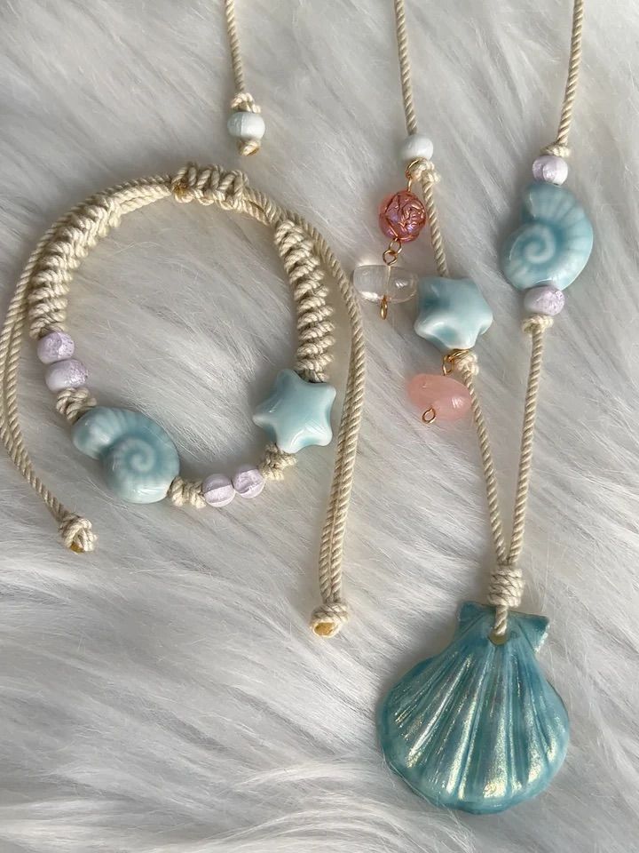 Beach Inspired Jewelry, Sea Shell Jewelry Aesthetic, Beach Bracelets Aesthetic, Mermaidcore Jewelry, Blue Seashell, Sea Shell Necklace, Diy Jewelry Display, Ocean Fashion, Shell Collection