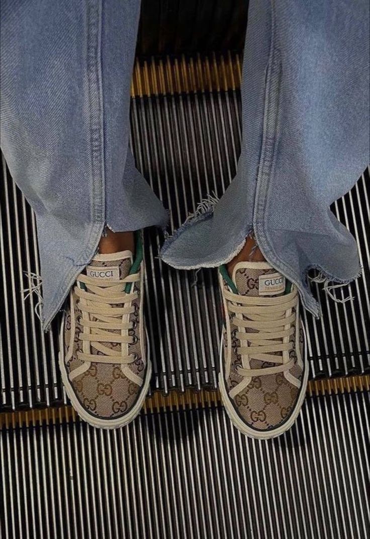 Gucci Sneakers Outfit Women, Gucci Sneakers Outfit, Surfergirl Style, Kylie Francis, Gucci Sneakers, Lily Collins, Mode Inspo, Sneakers Outfit, Outfits Casuales