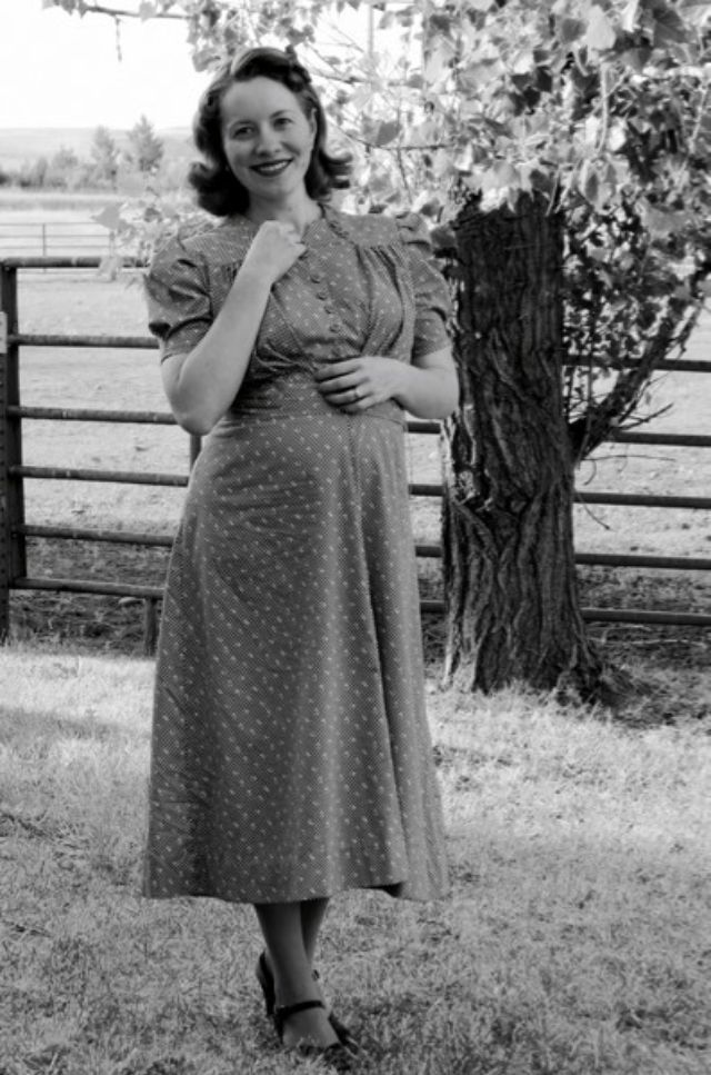 Modest Maternity Clothes, 1950 Outfits, Vintage Maternity Clothes, Modest Maternity, Bump Photoshoot, Maternity Dress Pattern, Eliot Ness, Maternity Silhouette, 1940s Costume