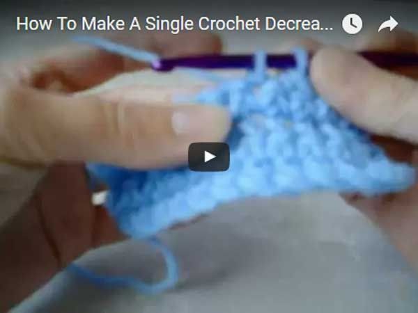 someone is crocheting a blue piece of fabric with yarn on it and the words how to make a single crochet decre