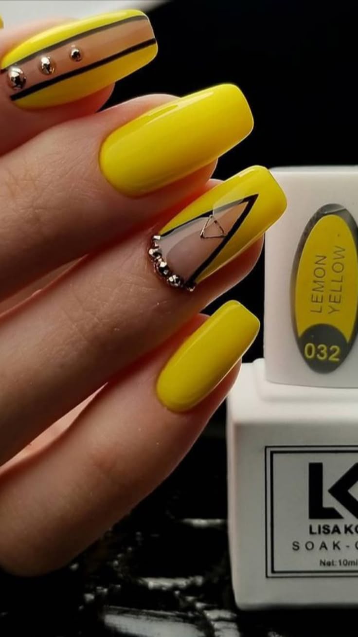 Black And Yellow Nails Acrylic, Yellow Black Nails, Cute Yellow Nail Ideas, Nails Amarillo, Yellow With Black Nails, Black Yellow Nails, Yellow Green Nails Design, Black N Yellow Nails, Yellow Nails Black Design