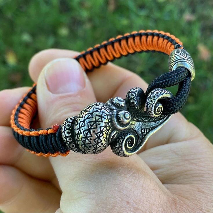 Octopus bead in bronze or silver plated brass. It's combined with matching round bead and handwoven paracord. This is a limited edition bracelet which will only be available until stocks last. The weave and color of cord can be chosen to your satisfaction. Just let me know. If no specific instructions are mentioned I will use the colors shown in the pictures. Octopus Bracelet, The Octopus, Paracord Bracelets, Paracord, Silver Bracelets, Octopus, Round Beads, Silver Color, Sweden