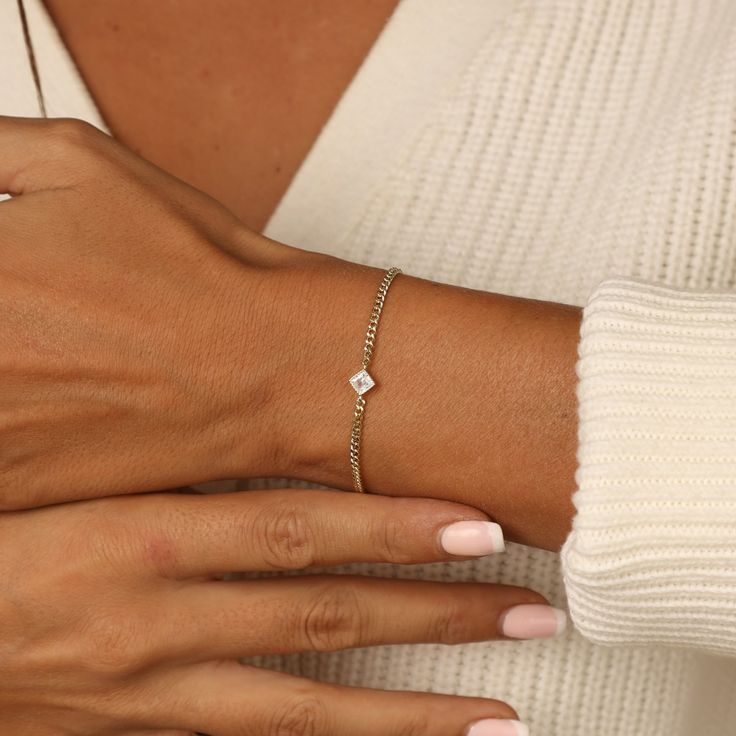 Looking for a little something extra special? Our silver bracelet for women with crystal is a perfect choice! This shining woman's bracelet features a delicate square crystal, making it a must-have for any jewelry collection. Whether you're looking for a shining piece to wear to a special event or a delicate crystal bracelet to add to your everyday look, we have you covered. Trendy Jewelry With Diamond Accents For Gift, Trendy Diamond Accented Jewelry For Gifts, Elegant Gold Crystal Bracelet With Birthstone, Elegant Gold Crystal Birthstone Bracelet, Elegant Silver Beaded Bracelets With Tarnish Resistance, Elegant Silver Beaded Bracelets Tarnish Resistant, White Diamond Crystal Bracelet As Gift, Elegant Silver Beaded Bracelets, Tarnish Resistant, Elegant Silver Square Bracelet