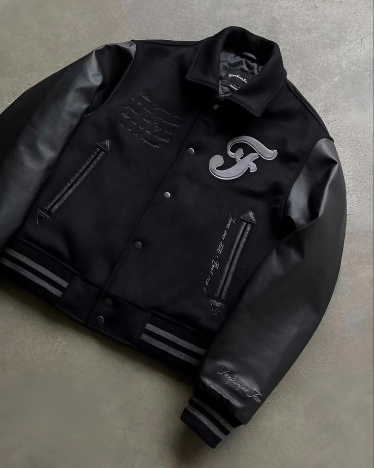 Wool and leather black varsity jacket for men "𝗠𝗮𝗻𝘂𝗳𝗮𝗰𝘁𝘂𝗿𝗲𝗿 𝗮𝗻𝗱 𝗲𝘅𝗽𝗼𝗿𝘁𝗲𝗿" 𝐖𝐞 𝐩𝐫𝐨𝐯𝐢𝐝𝐞 𝐭𝐡𝐞 𝐟𝐚𝐜𝐢𝐥𝐢𝐭𝐲 𝐨𝐟 𝐟𝐮𝐥𝐥 𝐜𝐮𝐬𝐭𝐨𝐦𝐢𝐳𝐚𝐭𝐢𝐨𝐧 𝐚𝐧𝐝 𝐩𝐞𝐫𝐬𝐨𝐧𝐚𝐥𝐢𝐳𝐚𝐭𝐢𝐨𝐧 𝐰𝐢𝐭𝐡 𝐧𝐨 𝐜𝐨𝐦𝐩𝐫𝐨𝐦𝐢𝐬𝐞 𝐨𝐧 𝐬𝐭𝐢𝐭𝐜𝐡𝐢𝐧𝐠 𝐚𝐧𝐝 𝐟𝐚𝐛𝐫𝐢𝐜 𝐪𝐮𝐚𝐥𝐢𝐭𝐲. • 𝐀𝐯𝐚𝐢𝐥𝐚𝐛𝐥𝐞 𝐢𝐧 𝐚𝐥𝐥 𝐜𝐨𝐥𝐨𝐫 𝐚𝐧𝐝 𝐜𝐮𝐬𝐭𝐨𝐦 𝐬𝐢𝐳𝐞𝐬. • 𝐋𝐨𝐰 𝐌𝐎𝐐. • 𝐘𝐨𝐮𝐫 𝐨𝐰𝐧 𝐩𝐫𝐢𝐯𝐚𝐭𝐞 𝐥𝐚𝐛𝐞𝐥, 𝐥𝐨𝐠𝐨 & 𝐭𝐚𝐠𝐬. • 𝐒𝐞𝐜𝐮𝐫𝐞 𝐩𝐚𝐲𝐦𝐞𝐧𝐭. • 𝐅𝐚𝐬𝐭 𝐩𝐫𝐨𝐜𝐞𝐬𝐬𝐢𝐧𝐠 𝐚𝐧𝐝 𝐝𝐞𝐥𝐢𝐯𝐞𝐫𝐲. 📥 𝐃𝐌 𝐟𝐨𝐫 𝐦𝐨𝐫𝐞 𝐝𝐞𝐭𝐚𝐢𝐥𝐬. 𝐄𝐦𝐚𝐢𝐥: 📩 𝐰𝐞𝐚𝐫𝐧𝐞𝐱𝐱𝐞𝐧𝐭𝐞𝐫𝐩𝐫𝐢𝐬𝐞𝐬@𝐠𝐦𝐚𝐢𝐥.𝐜𝐨𝐦 𝐖𝐡𝐚𝐭𝐬𝐚𝐩𝐩: 📲 +𝟗𝟐-𝟑𝟏𝟔-𝟕𝟐 𝟐𝟎 𝟎𝟗𝟔 𝐖𝐞𝐛𝐬𝐢𝐭𝐞: 🌐 𝐡𝐭𝐭𝐩𝐬://𝐰𝐞𝐚𝐫𝐧𝐞𝐱𝐱𝐞𝐧𝐭𝐞𝐫𝐩𝐫𝐢𝐬𝐞𝐬.𝐜𝐨 Black Varsity Jacket Outfit Men, All Black Varsity Jacket, Varsity Jacket Outfit Mens, Varsity Leather Jacket, Baseball Jacket Outfit, Winter Jackets For Men, Black Varsity Jacket, Varsity Jacket Outfit, Mens Leather Jacket