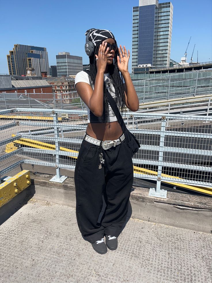 Baggie Clothes Outfit, Cargo Pants Belt Outfit, Y2k Temu Outfits, Bling Belt Outfit, Cargo Pants Baggy Outfit, Streetwear Fits Women, Fits With Beanies, How To Wear A Beanie, Alt Black Woman Outfit