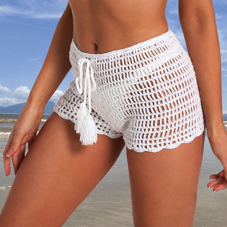 Verschönern Sie Ihre Strandgarderobe mit diesen hübschen handgefertigten Häkelshorts im Seaside Chic-Stil. Diese Shorts mit stilvoller Quaste sind die perfekte Ergänzung für Ihren Sommerlook. Sie sind mit hochwertiger Handwerkskunst gefertigt und bieten Ihnen eine modische, bequeme Passform, die Sie lieben werden.     Material: Baumwolle Crochet Short, Crochet Shorts, Custom Size Dresses, Weather Wear, Summer Look, Knit Shorts, Beach Wear, White Beige, Summer Looks