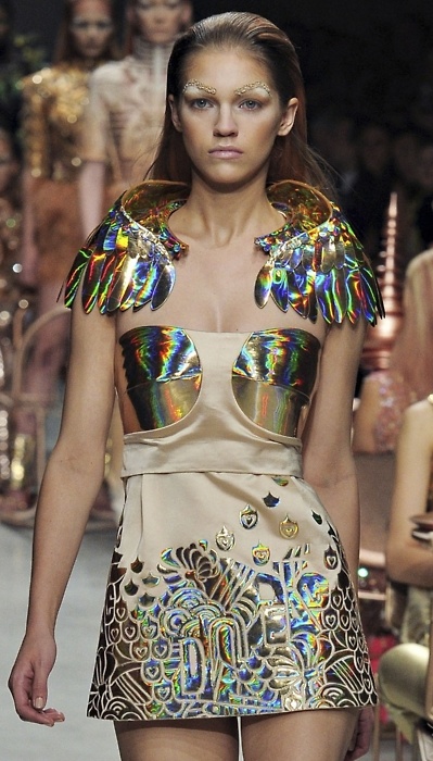 ~She Has Wings~ Manish Arora Spring Summer Fashion Extreme Fashion, 2014 Fashion Trends, Manish Arora, Cyberpunk Fashion, Fresh Outfits, Stage Costume, Futuristic Fashion, Avant Garde Fashion, Manish