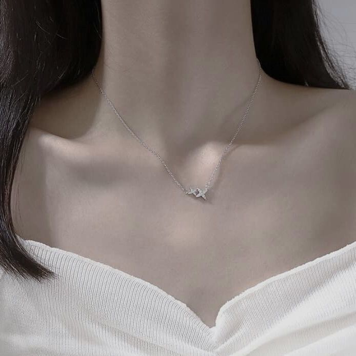 Collarbone Picture Aesthetic, Sharp Collar Bone, Korean Shoulders, Narrow Shoulders Aesthetic, Defined Collar Bone Aesthetic, Defined Collar Bone, Neck Aesthetic, Pretty Neck, Aesthetic Tumblr Backgrounds