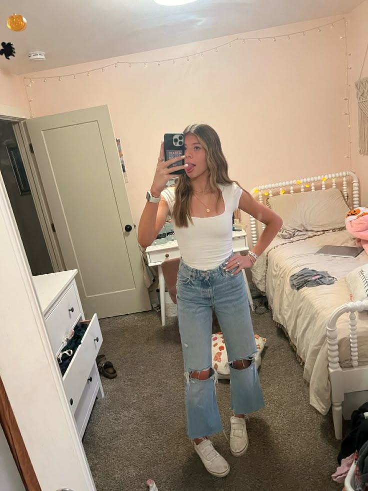 Cute Testing Outfits, 80 Degree Weather Outfits School, Nice Jean Outfits, Cute Fit With Jeans, Outfit Idea With Jeans, Mom Jeans And Crop Top Outfit, Cute Outfits For Dinner Date, Seven Jeans Outfit, Basic School Outfits Casual