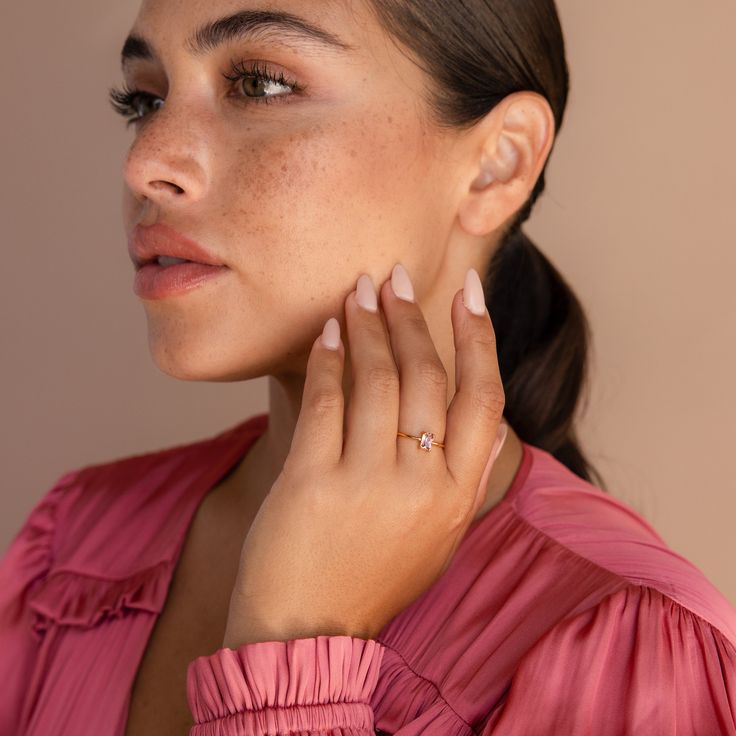 Delicado, delicado y por supuesto… ¡rosa! Ese es el trío perfecto para una apariencia suave y femenina. Nuestro anillo con esmeralda rosa rubor es elegante y perfecto para combinar con otros anillos de su colección. Quédese con un tema completamente rosa para una apariencia monocromática o combínelo con otras piedras preciosas y viva en el lado salvaje.




 Material: Plata de Ley 925 sólida de alta calidad

 Acabado: Oro 18K

 Con piedra preciosa de circonita cúbica de diamante rosa de ~ 4,5 x Elegant Open Ring Stackable Rings, Elegant Stackable Open Rings, Elegant Solitaire Pink Gold Jewelry, Elegant Pink Gold Solitaire Jewelry, 14k Gold Stackable Solitaire Rings, Fine Jewelry Stackable Wedding Rings, Everyday Fine Jewelry Diamond Ring, Fine Jewelry Stackable Rings For Wedding, Gold Solitaire Stackable Rings