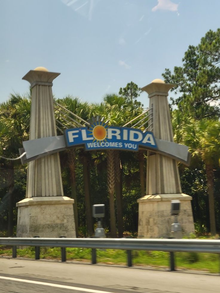 an entrance to the florida international airport with palm trees in the backgroung