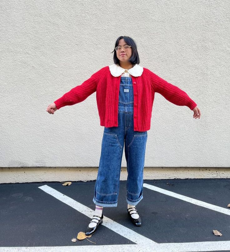 Dungarees Work Outfit, Powder Blue And Red Outfit, Autumn Dungarees Outfit, Colorful Layering Outfits, Winter Outfits With Color, Funky Winter Fashion, Layered Street Style, Colorful Outfits Winter, Quirky Winter Outfits