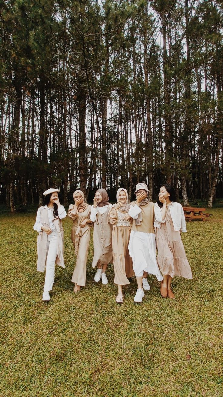 Earth tone style Tema Yearbook Earth Tone, Forest Outfits Aesthetic, Yearbook Earth Tone, Vintage Yearbook Photos, Yearbook Outfit Ideas Vintage, Earthtone Outfits Earth Tones, Style Vintage Hijab, Yearbook Vintage Outfit Hijab, Noni Belanda Style