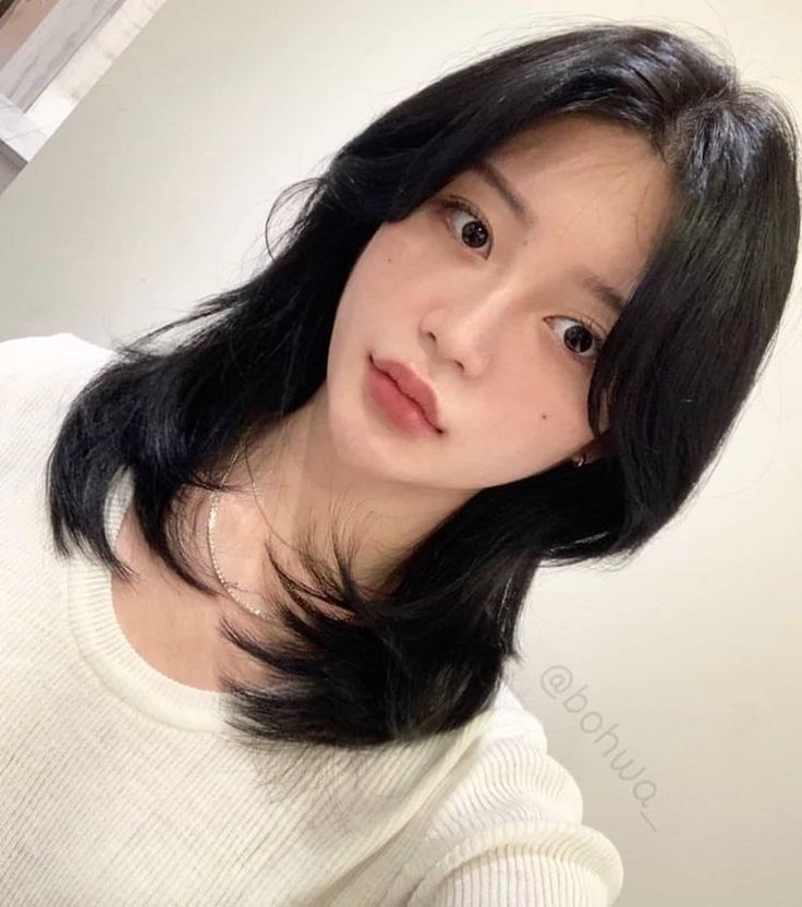 Wolfcut Hair Long Korean, Korean Hair Inspo Short, Medium Hair Korean Style Haircuts, Short Hair With Curtain Bangs Korean, Cute Hair Korean, Short And Long Haircut, Haircut Short Hair Korean, Korean Hair Cuts Medium, Short Haircut Ideas For Thick Hair