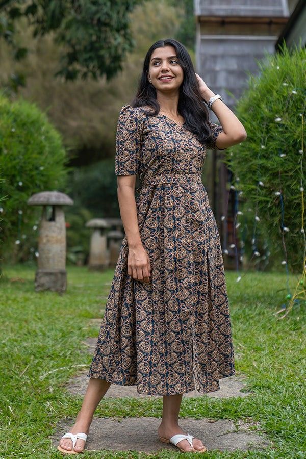 Simple Cotton Frocks For Women, Cotton Frocks For Women, Chic Essentials, Frock Models, Stylish Closet, Cotton Dress Pattern, Simple Long Dress, Kalamkari Dresses, Simple Frock Design