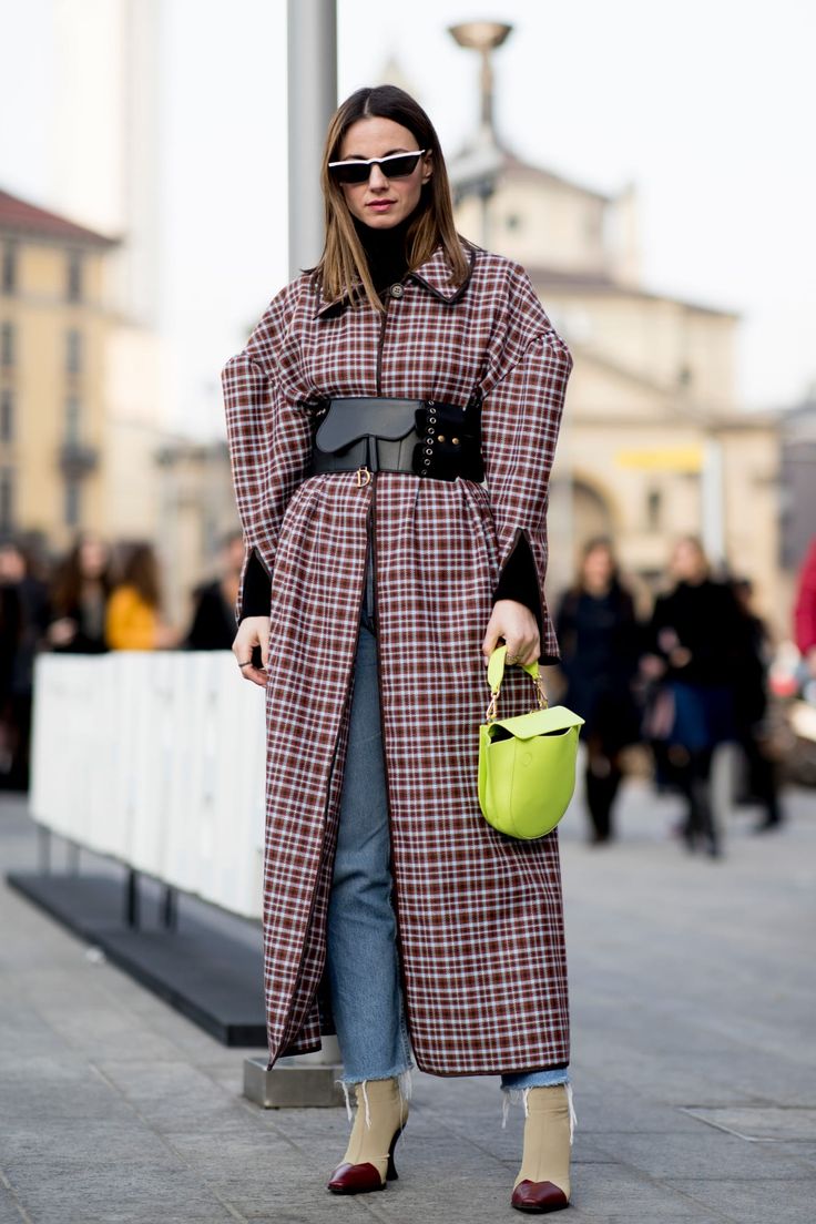 The Fashion Crowd Was All About Slime Green on Day 2 of Milan Fashion Week - Fashionista Milan Fashion Week Street Style, Moda Paris, Milano Fashion Week, Embellished Jeans, Plaid Coat, Looks Street Style, Milan Fashion Weeks, Autumn Street Style, Fashion Weeks