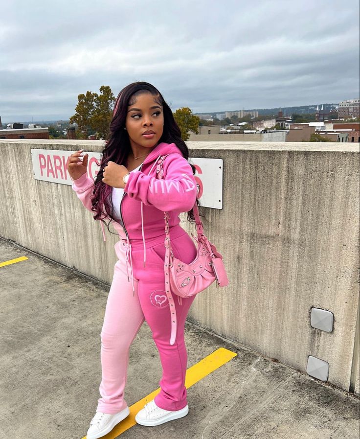 𝐍 𝐈 𝐂 𝐎 𝐋 𝐄 ᥫ᭡ Jayda Jonet, Pink Hat Outfit, Bad And Boujee Outfits, Outfits Black Women, Life Vision, Boujee Outfits, Pants Outfits, Pink Acrylic, Fall Fits