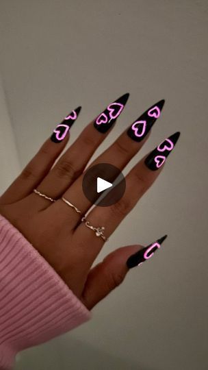 Pink Air Brush Nails, Graffiti Nail Art Design, Graffiti Nail Art, Black Graffiti Nails, Pink Graffiti Nails, Dark Nail Designs, Dark Nail Art, Vday Nails, Nail Designs Tutorial