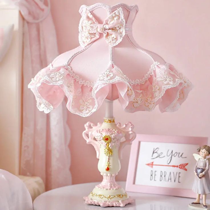 Royal Dress Girls 1-Light Bedside Lamp With Pink Fabric Shade & Sculpted Base - Kids Style Table Princess Desk, Rooms Decoration, Cottagecore House, Grunge Bedroom, Fairy Room, Kawaii Fairy, Bedroom Bedside Lamp, Aesthetic Light, Princess Room