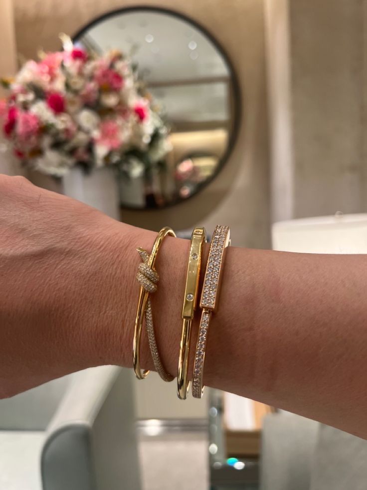 Tiffany And Co Stacked Bracelets, Tiffany Bracelet Stack, Tiffany Bracelet Gold, Tiffany Bracelet, Gold Bracelets Stacked, Tiffany And Co Bracelet, Jewelry Tiffany, Expensive Jewelry Luxury, Accesories Jewelry