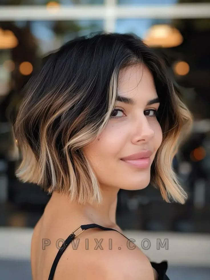 Short Bob With Highlights Brunette, Face Frame Short Hair, Colorblock Hair Short, Peekaboo Hair Color Bob, Face Framing Highlights Dark Hair, Face Framing Highlights Short Hair, Peek A Boo Bob, Short Bob Balayage, Short Bob With Highlights