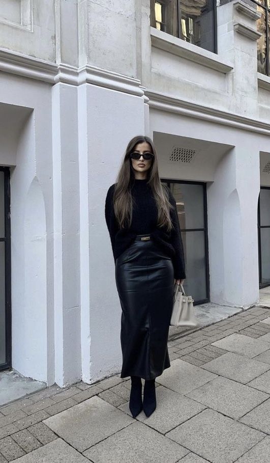 Midi Leather Skirt Outfit, Leather Midi Skirt Outfit, Leather Skirt Outfit Winter, Leather Mini Skirt Outfit, Black Mini Skirt Outfit, Edgy Leather Jacket, Leather Skirt Outfit, Classy Work Outfits, Casual Chic Outfit