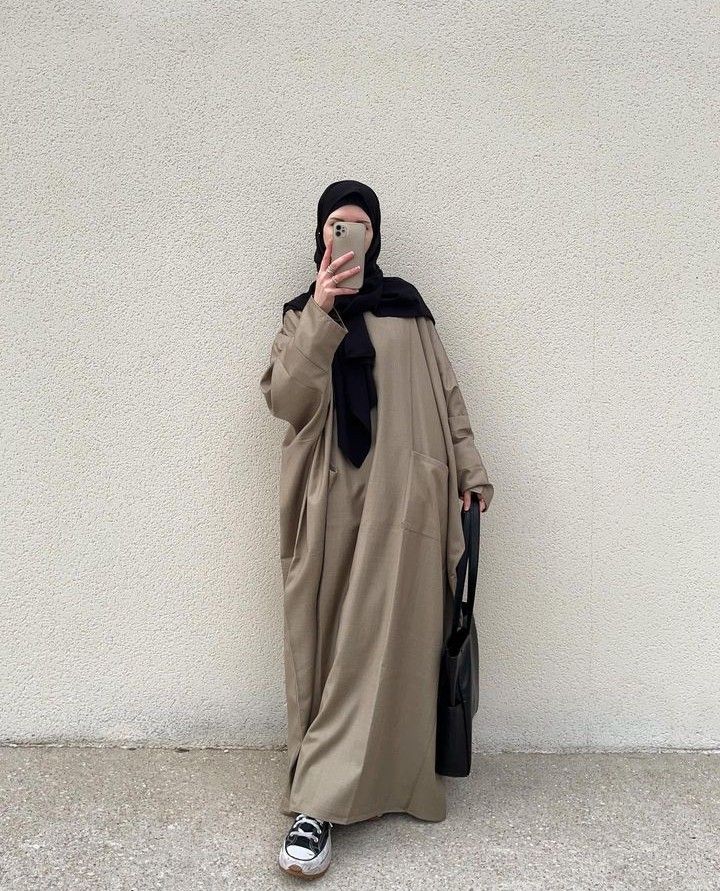 Abaya And Sneakers Hijab Outfit, Oversized Abaya, Modest Outfits Muslim, New Hijab, Modest Outfit Ideas, Outfits Hijab, Modesty Outfits, Muslim Outfits Casual, Muslim Fashion Hijab Outfits