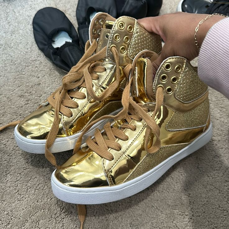 Brand New, Pastry Brand Gold Sneakers Nike Boys Shoes, Vintage Nike Shoes, Sneakers Aesthetic, Pink Helmet, Adidas Star Wars, Adidas Star, Saucony Sneakers, Leather Converse, Gold Sneakers