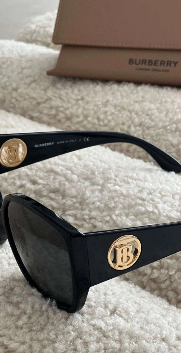 Kim K Sunglasses, Random Photo Dump, Sunglasses Aesthetic, Burberry Sunglasses, Cool Sunglasses, Katy Perry, Photo Dump, Sunnies, Spring Fashion