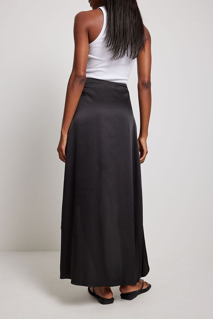 This maxi skirt is flowy and made of satin and features an overlap design and a side zipper closure. Satin Maxi Skirt, Maxi Rok, Satin Maxi, Na Kd, Skirt Black, Side Zipper, High Waisted Skirt, Maxi Skirt, Satin