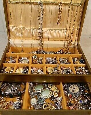 Jewelry Lot ALL Good Wear Resell Brooch Art Estate Vintage Modern 5 Pc NO Junk | eBay Custom Jewelry Necklaces, Earring Brooch, Modern Wear, Jewelry Frames, Brooch Art, Nice Jewelry, Brooch Necklace, Popular Jewelry, Shabby Vintage